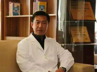 北京同仁周跃华教授10月29日亲临我院 为患者做飞秒近视手术